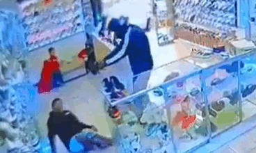 Hombre es asesinado a tiros frente a un niño en local de zapatos