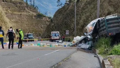 Accidente de camión en Pelileo deja dos heridos.