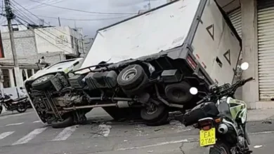 Ambato choque en la Letamendi dejó daños materiales.