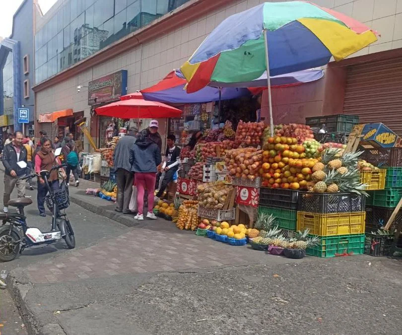 Ambato continúa la informalidad afuera del mercado Modelo.