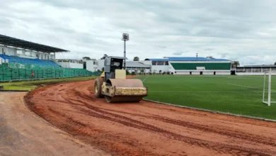 Arreglan pista atlética de Estadio Tito Navarrete, en Macas