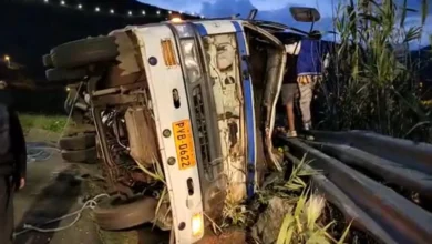Camión volcado en la vía Pelileo - Patate dejó daños materiales.