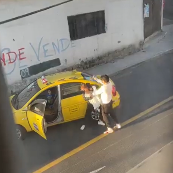 Hombre golpea a mujer con su bebé en brazos en Quito