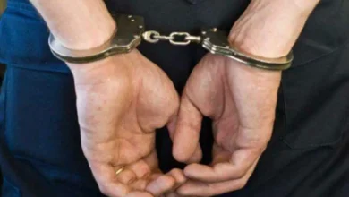 Hombre y mujer detenidos por no acatar boleta de auxilio