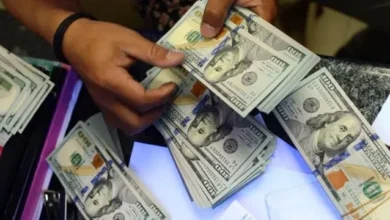 Estafadores se llevan USD 4.000 de una mujer en Ambato.