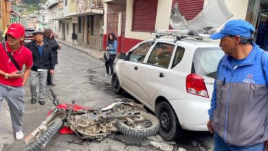 Grave accidente entre moto y auto en Guaranda centro