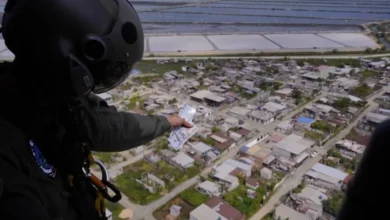 Helicóptero de las FFAA lanzó 'billetes de USD 100' en Durán