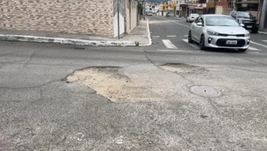 Huecos evidentes en la calle Isidro Viteri de Ambato.