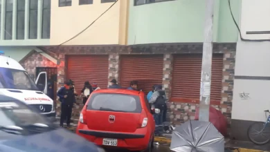 Madre e hija víctimas de accidente de tránsito en Riobamba. Los paraguas de una madre y su hija yacían junto al poste que les salvó la vida