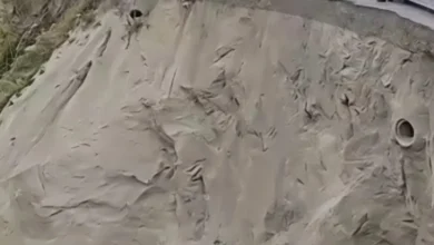 Motociclista herido tras caer por una pendiente en Ambato.