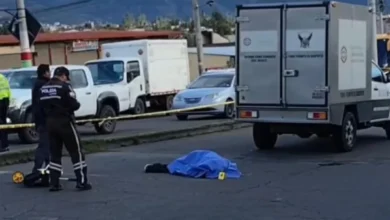 Motociclista muere tras impacto contra un carro en Ambato.