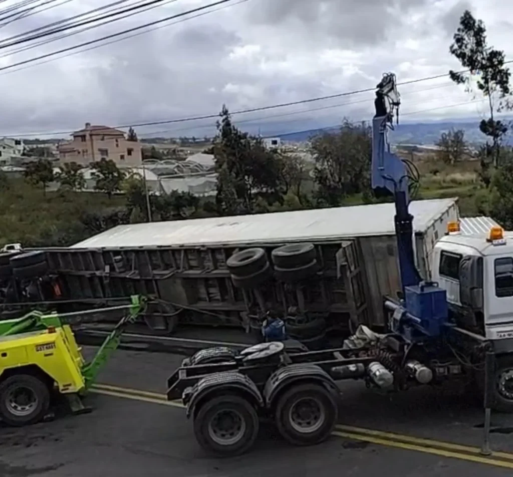 Mujer muere aplastada por un tráiler en Ambato.
