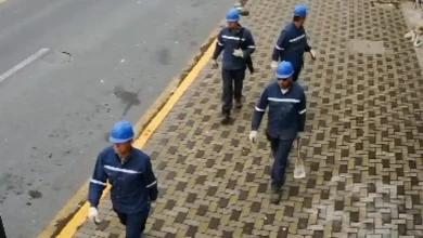Los 'trabajadores' de la empresa de telecomunicaciones a las 07:53 de la mañana, 'analizando la zona'