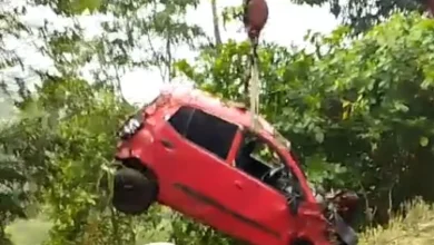 Rescatan vehículo accidentado en Bolívar este domingo