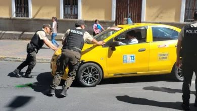 Carro emanaba humo y la Policía Nacional lo paró
