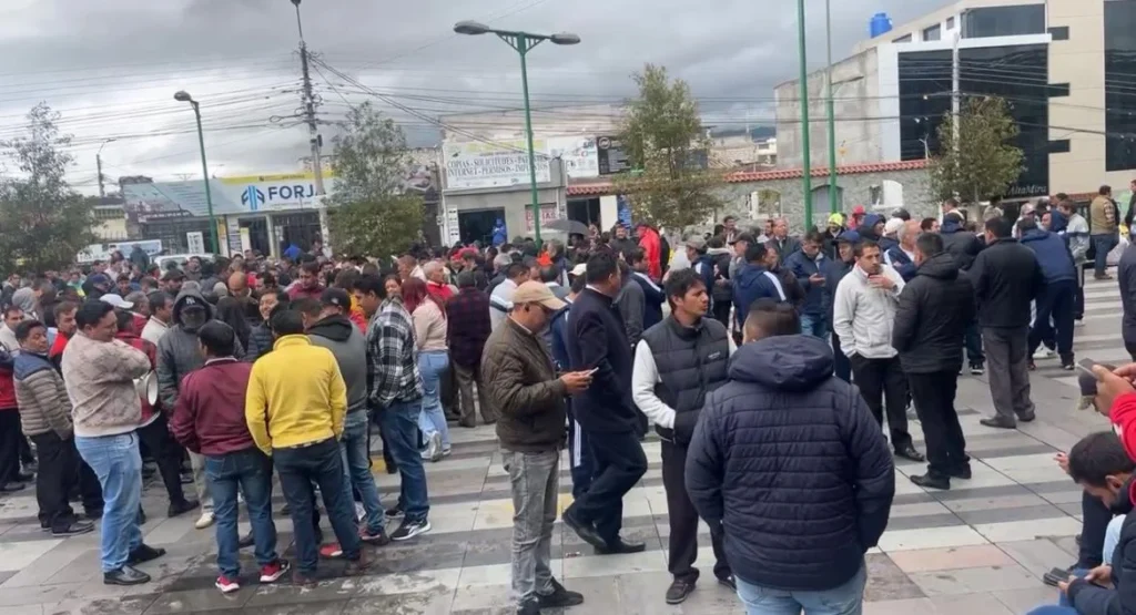 Taxistas marcharon para exigir actualización de tarifas en Ambato.