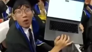 Video: universitario agradeció a ChatGPT durante su graduación