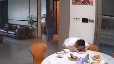 Video viral: Niño sigue comiendo durante fuerte sismo en China