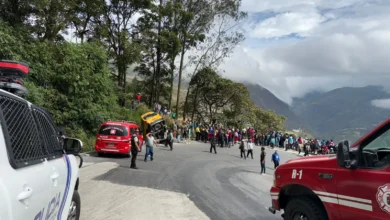 Buseta se volcó en Alausí hay varios heridos