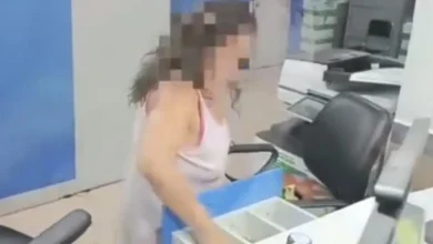 Mujer intentó destruir dinero de recaudación municipal Latacunga