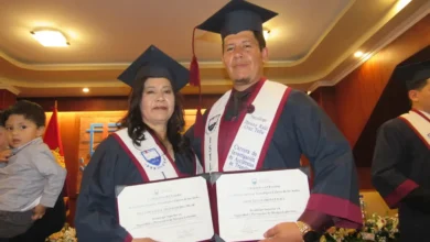 Madre de 57 años y su hijo estudiaron, ya son tecnólogos