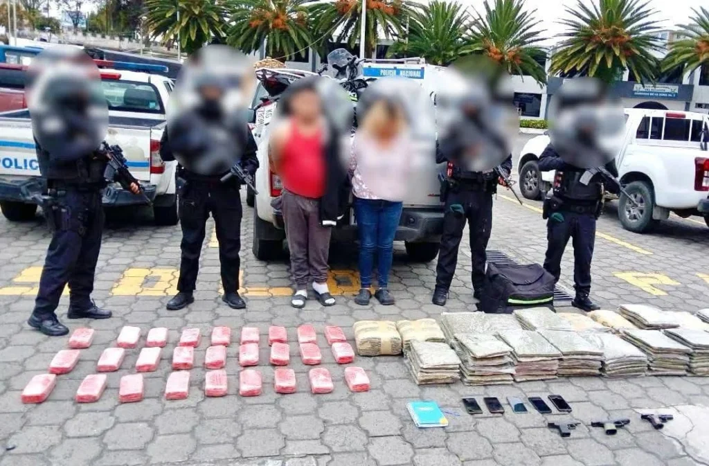 11 detenidos con armas, explosivos y droga en Ambato y Baños.