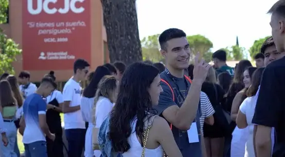 250 becas para maestrías en línea en universidad de España