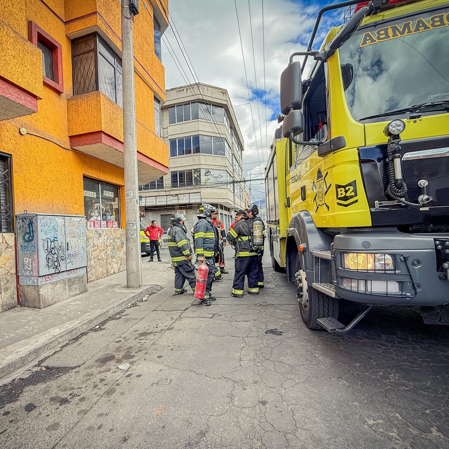 Incendio en Local Comercial Controlado por Bomberos en Riobamba