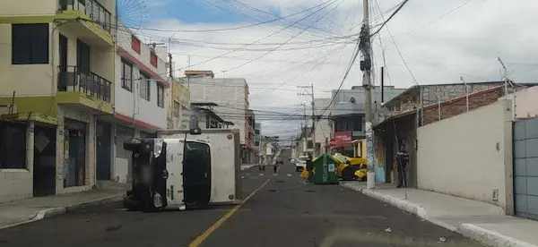 Accidente de tránsito entre camión y taxi en Ambato