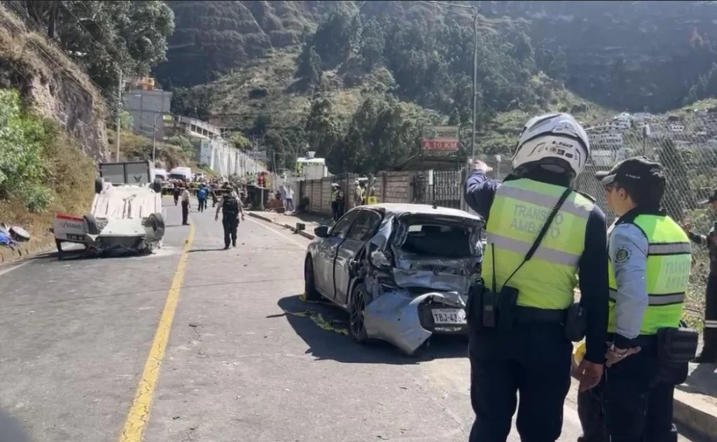 Accidente en Ambato deja 2 muertos y 6 heridos.