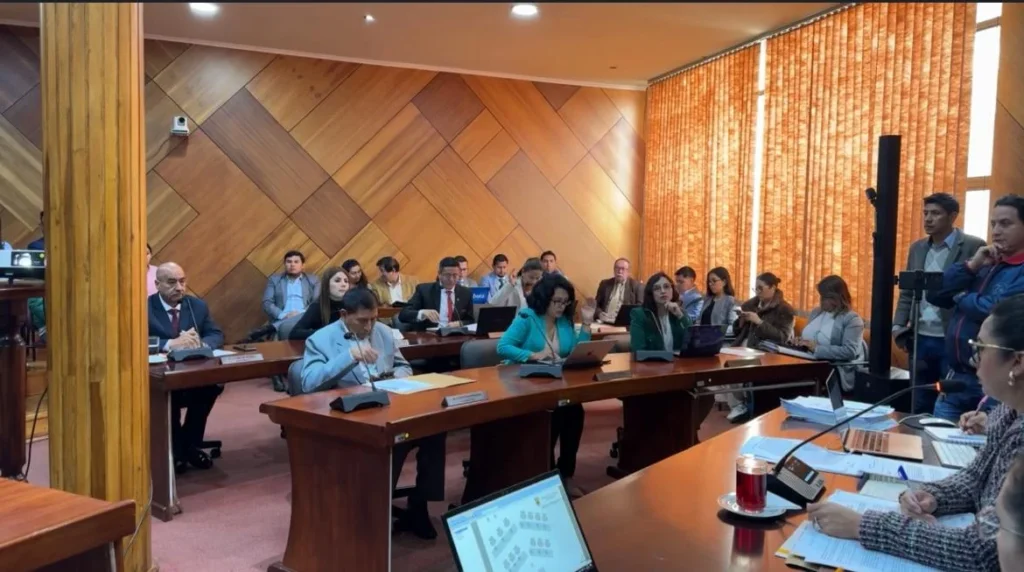 Ambato legalización de escrituras genera discusiones en sesión.