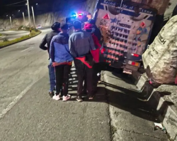 Camión liviano se vuelca en paso lateral de Ambato