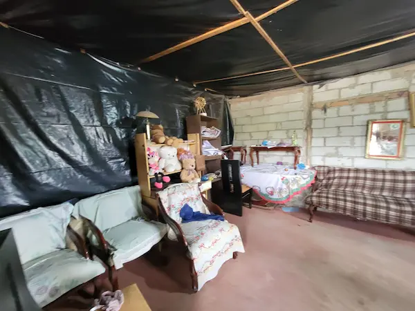 El techo y algunas paredes son de plástico en la humilde vivienda