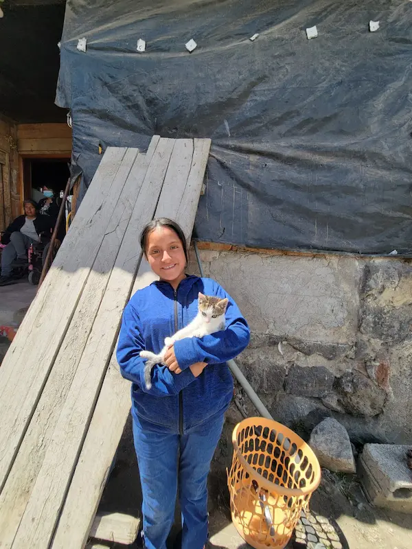Anahí me despide con su hermosa gatita y su bella sonrisa
