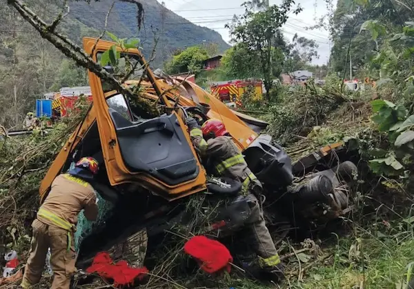 Hombre murió aplastado por camión tras caer por pendiente