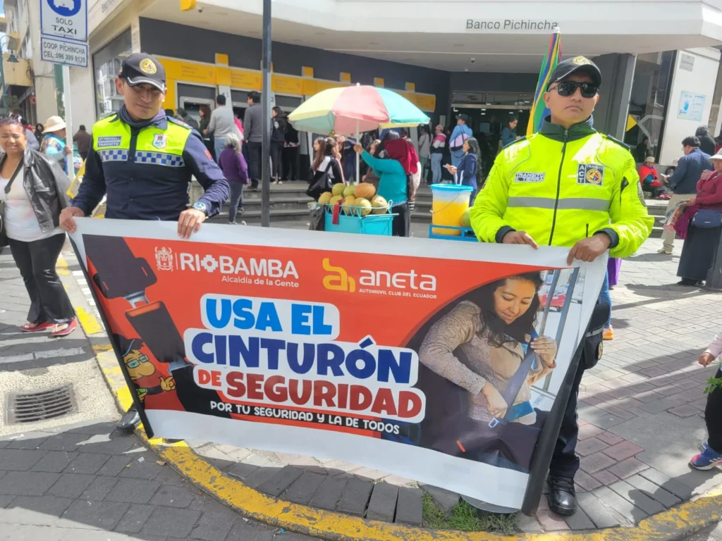 Agentes de Tránsito promueven uso del cinturón de seguridad