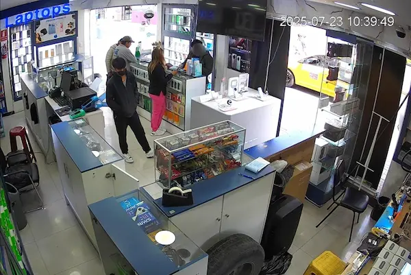 Al parecer, el sujeto 'chequea' el movimiento del negocio y 'cranea' cuándo actuar