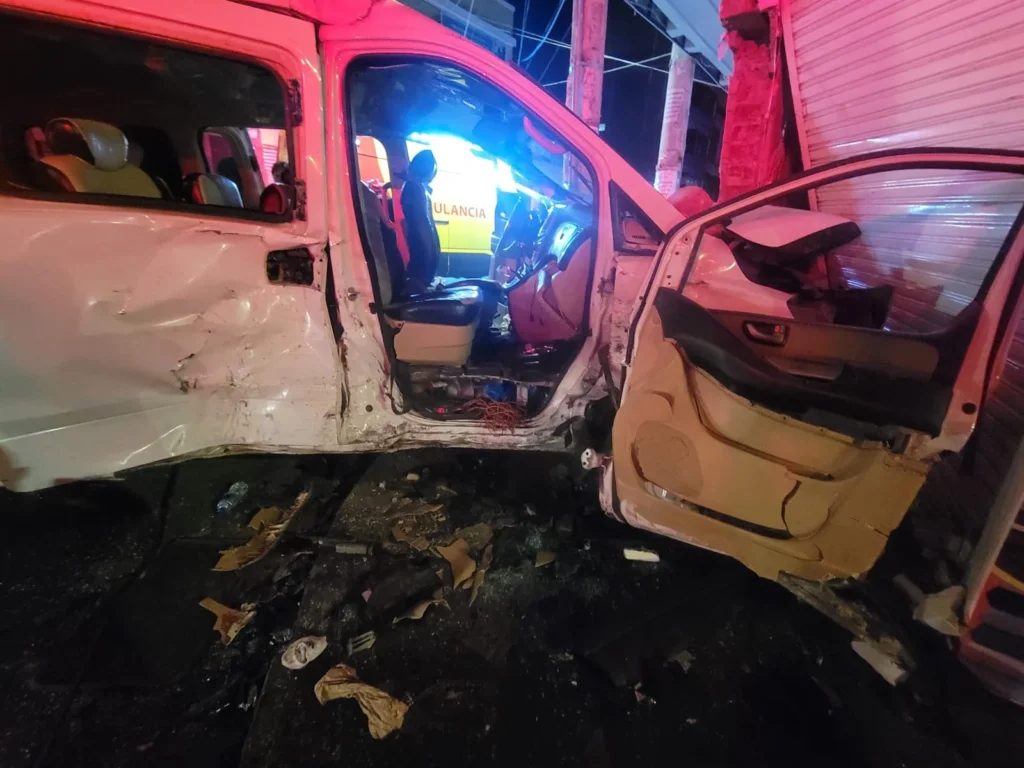 La buseta, al parecer, no respetó el disco 'Pare' de la calle Carabobo. Eso se comentó en el sector