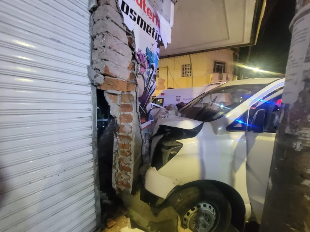 Por lo brutal del impacto, la pared, puerta lanfor y la columna del local comercial 'Atlantic Multi - Shop' quedaron destruidos