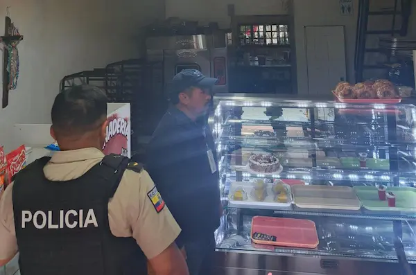 Policía Nacional decomisó licor y cigarrillos en Chunchi