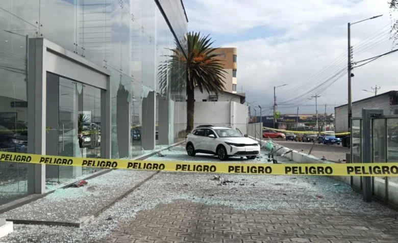 Chocó contra concesionaria y dañó 3 carros