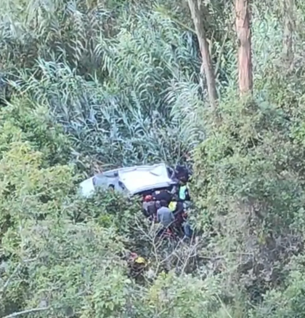 Carro cae a quebrada en Ambato y deja dos personas heridas.