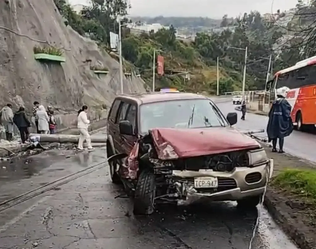 Ambato: carro chocó contra un poste y deja 2 heridos.