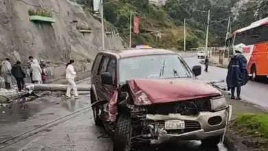 Ambato: carro chocó contra un poste y deja 2 heridos.