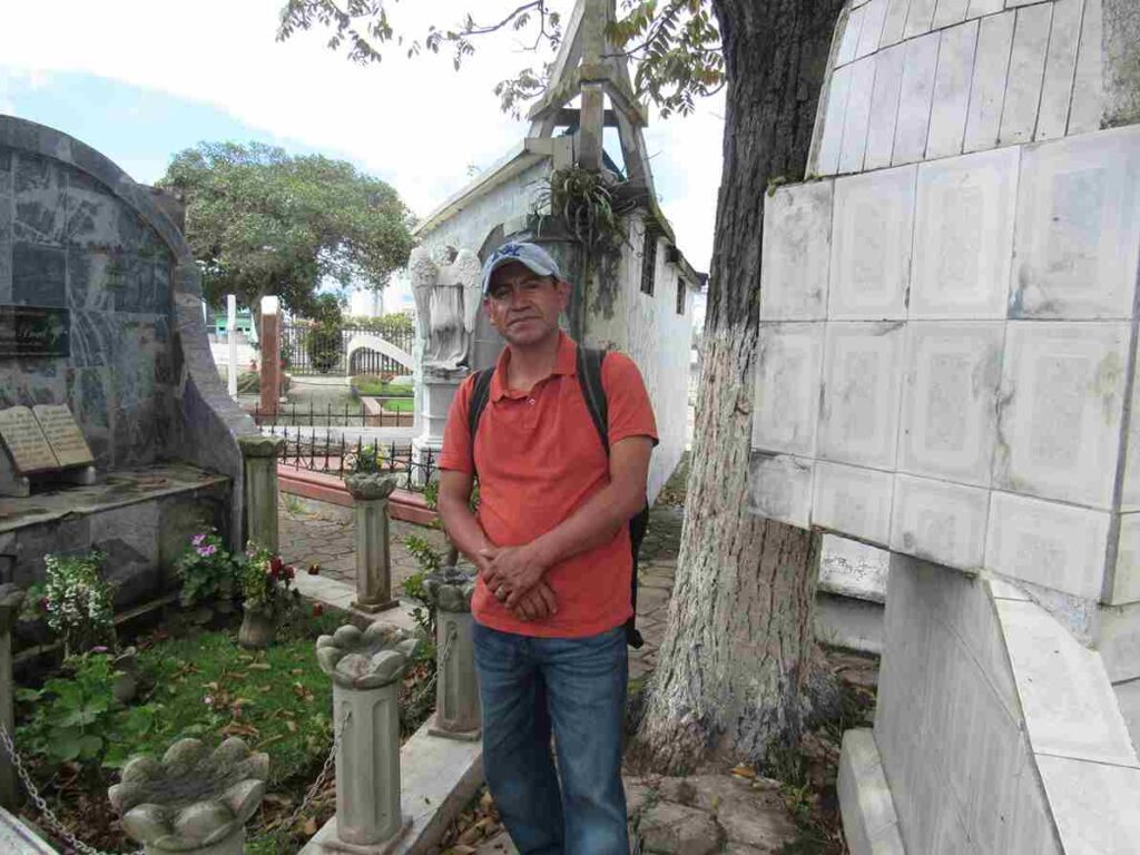 Un trabajador entre el silencio y las leyendas del cementerio