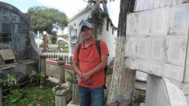 Un trabajador entre el silencio y las leyendas del cementerio