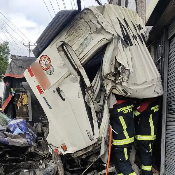 Accidente de tránsito masivo en Quito causa muerto y heridos