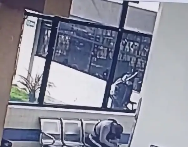 El antisocial, decidido, saca un arma cortopunzante, rompe el seguro y se lleva el medio de transporte