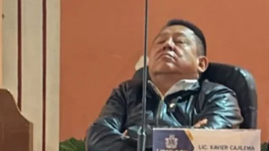 Concejal de Latacunga se durmió en plena sesión de concejo.