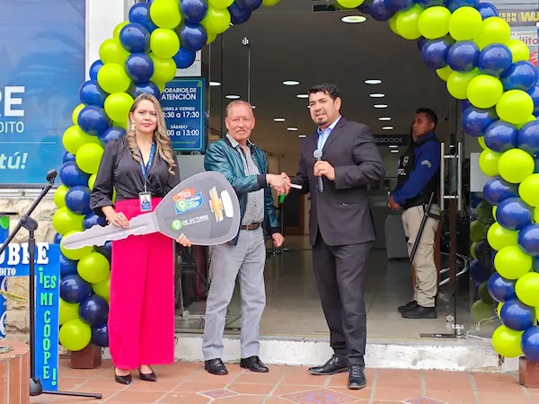 Cooperativa 9 de Octubre entregó carro 0 kilómetros
